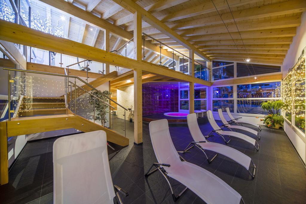 Wellness- Und Schneesporthotel Christiania 사스-알마겔 외부 사진