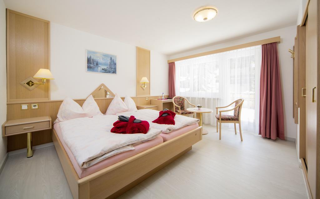 Wellness- Und Schneesporthotel Christiania 사스-알마겔 외부 사진