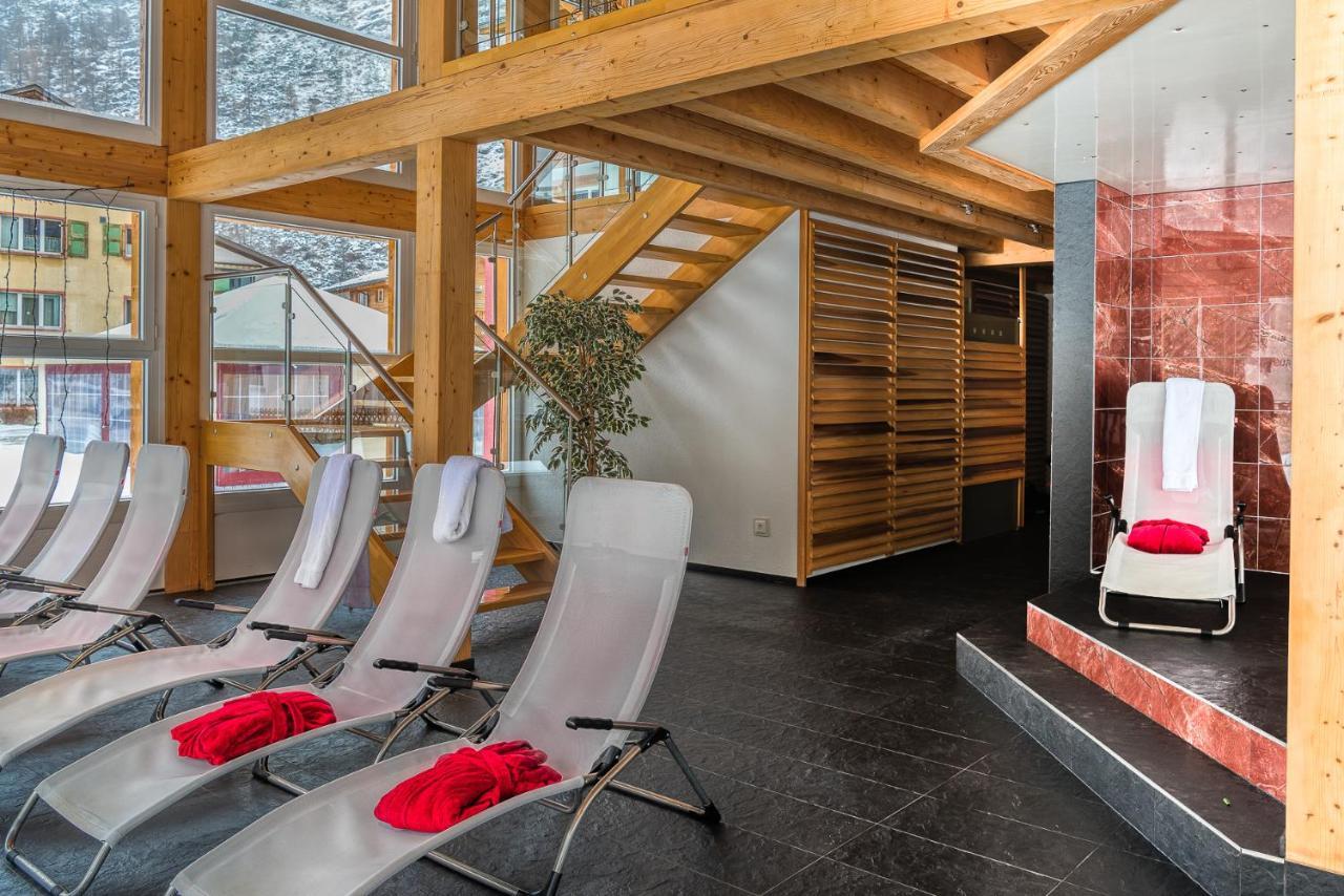 Wellness- Und Schneesporthotel Christiania 사스-알마겔 외부 사진