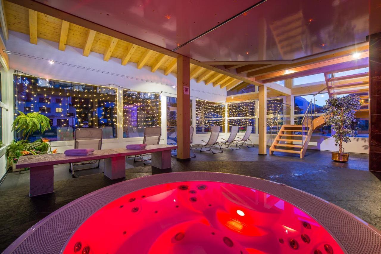 Wellness- Und Schneesporthotel Christiania 사스-알마겔 외부 사진